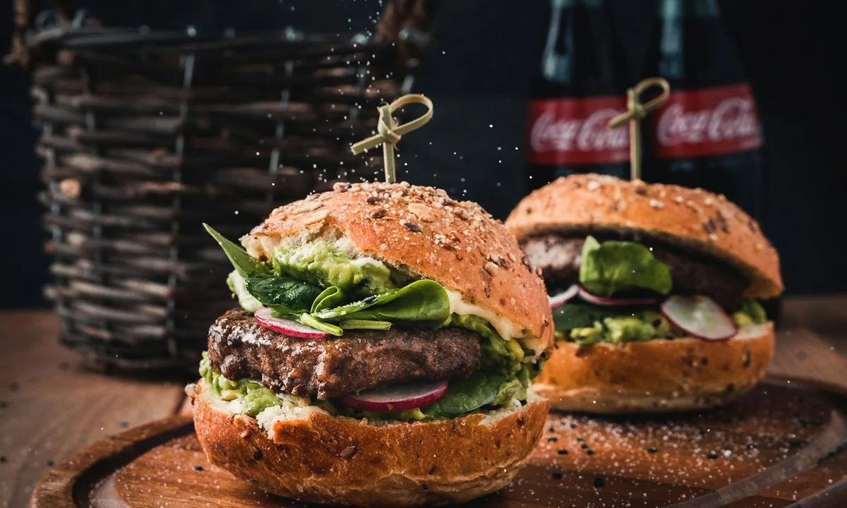 Hambúrguer artesanal fotografado em um restaurante