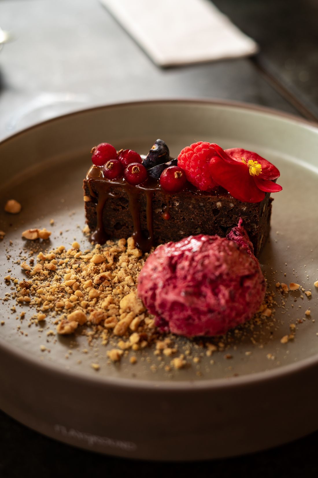 Sobremesa de chocolate com frutas vermelhas